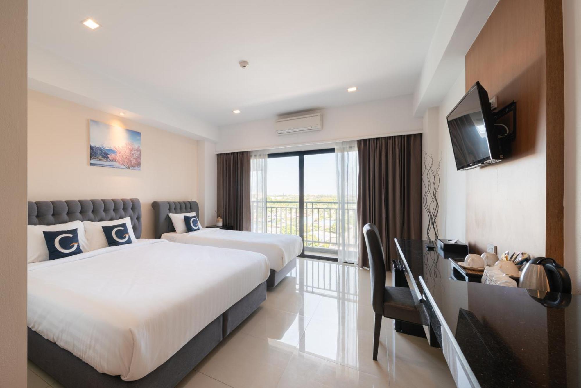 Deluxe Triple Room Balcony Airport Shuttle