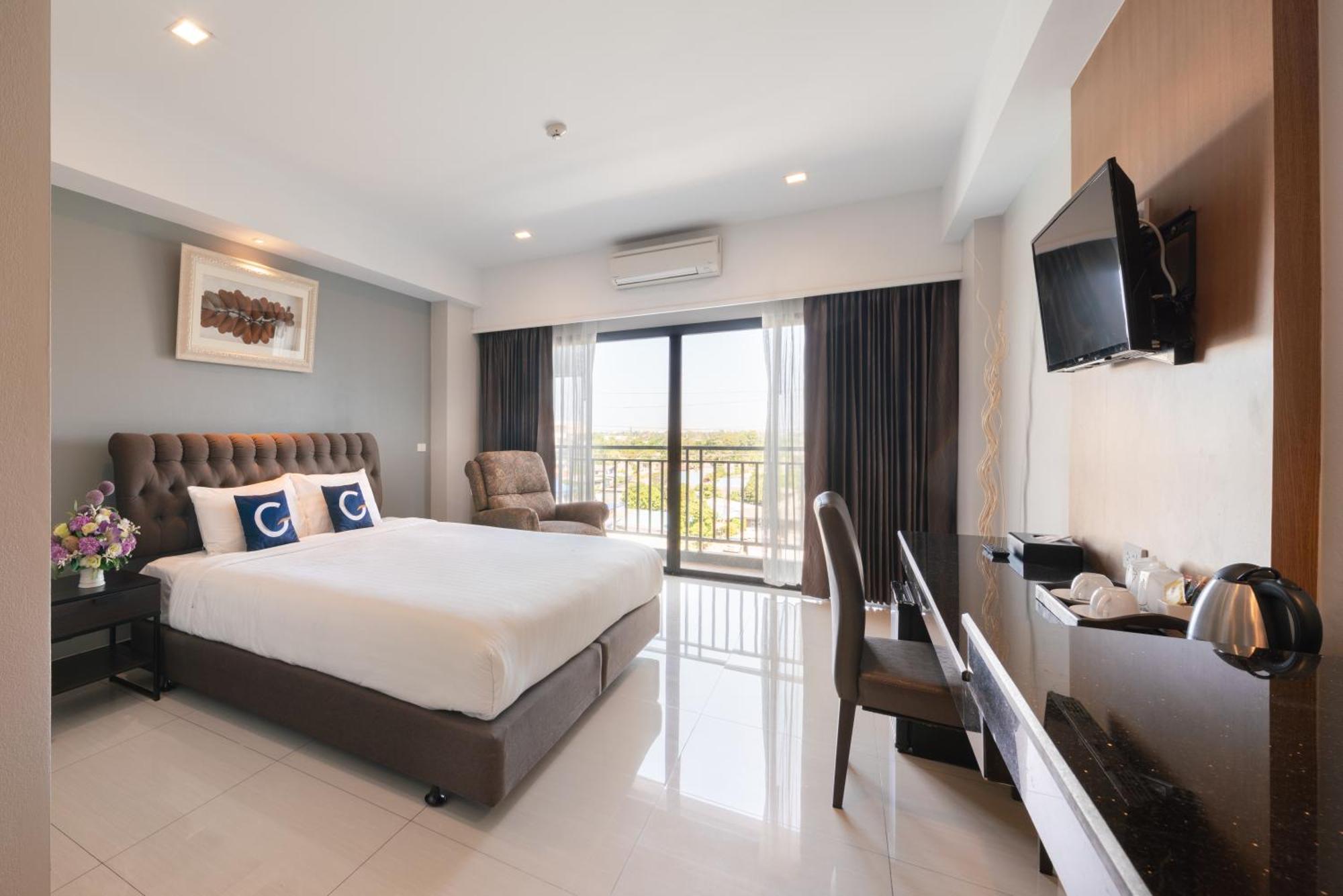 Deluxe Double Room Balcony Airport Shuttle
